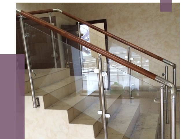 Комбинированные перила из металла и дерева в Щербинке